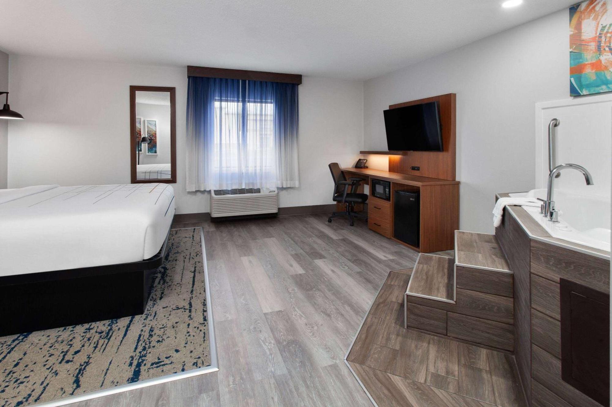 La Quinta Inn by Wyndham Wausau Bagian luar foto